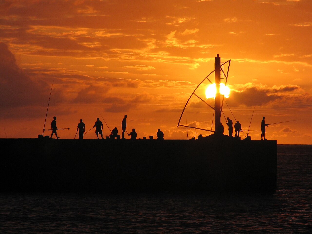 Coucher de soleil sur le port de Saint-Gilles a La Reunion