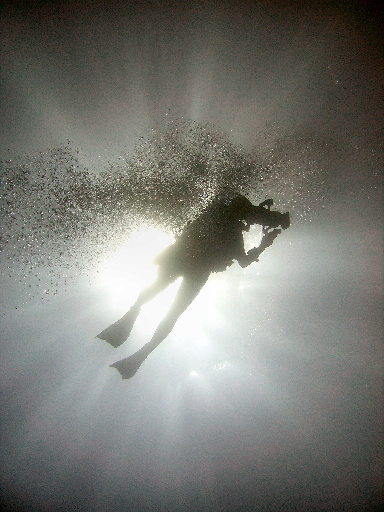 Plongee sunset a La Reunion : plongeur en silhouette a contre-jour